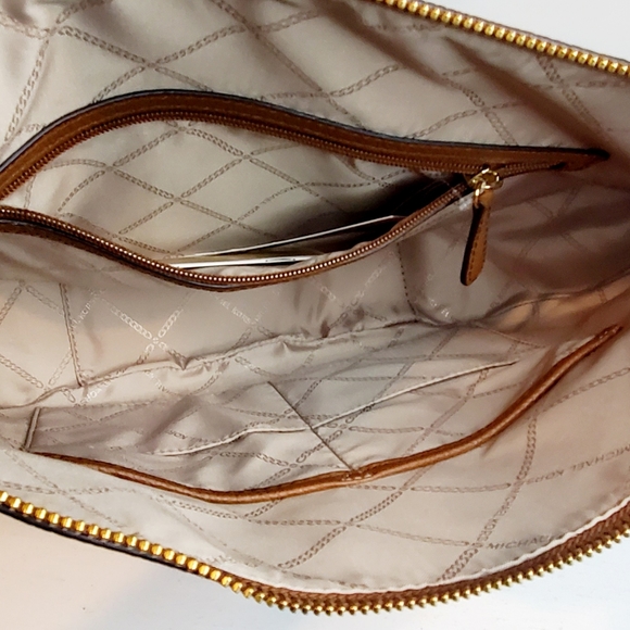 MICHAEL KORS- LARGE MESSENGER - Picture 14 of 15